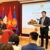 Ông Trần Mạnh Hùng, Tham tán Khoa học và Công nghệ Việt Nam tại Pháp, phát biểu ghi nhận các ý kiến tâm huyết của các trí thức Việt Nam tại Pháp. (Ảnh: Hữu Chiến/TTXVN)