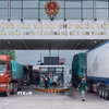 Hoạt động xuất, nhập khẩu tại Cửa khẩu Quốc tế đường bộ số II Kim Thành. (Ảnh: Quốc Khánh/TTXVN)