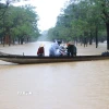 Nước ngập sâu, người dân Huế phải di chuyển bằng thuyền. (Ảnh: Nguyên Lý/TTXVN)