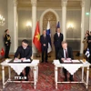 Tổng Bí thư Tô Lâm và Tổng thống Cộng hòa Phần Lan Alexander Stubb chứng kiến lễ ký Biên bản ghi nhớ giữa Bộ Tài chính Việt Nam và Cơ quan tín dụng xuất khẩu Phần Lan (Finnvera). (Ảnh: Thống Nhất/TTXVN)