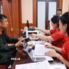 Anh Nguyễn Văn Duy, thôn Thủ Pháp, xã Gia Bình nhận tiền thưởng ngay khi bàn giao mặt bằng sớm cho chủ đầu tư. (Ảnh: Thanh Thương/ TTXVN)