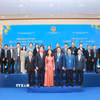 Các đại biểu là lãnh đạo các bộ, ngành và địa phương hai nước tham dự Diễn đàn chụp ảnh chung. (Ảnh: Xuân Tú/TTXVN)