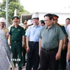 Thủ tướng Phạm Minh Chính kiểm tra tiến độ thi công dự án xây dựng nhà ga hành khách T2 Cảng Hàng không Đồng Hới. (Ảnh: Dương Giang/TTXVN)