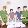 Các bị can Nguyễn Tư Duy, Lê Thị Lan Anh và tang vật vụ án. (Ảnh: Thanh Tuấn/TTXVN)