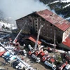 Hiện trường vụ cháy khách sạn trong khu nghỉ dưỡng trượt tuyết Kartalkaya thuộc tỉnh Bolu, Tây Bắc Thổ Nhĩ Kỳ, ngày 21/1/2025. (Ảnh: THX/TTXVN)