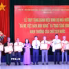 Lãnh đạo tỉnh Đắk Lắk trao danh hiệu Bà mẹ Việt Nam Anh hùng cho thân nhân các Mẹ. (Ảnh: Tường Quân/TTXVN)