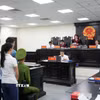 Hội đồng xét xử công bố quyết định đưa vụ án ra xét xử. (Ảnh: Kim Anh/TTXVN)