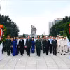 Ông Trần Lưu Quang, Ủy viên Bộ Chính trị, Bí thư Thành ủy Thành phố Hồ Chí Minh, cùng các đại biểu dâng hương tại Nghĩa trang Liệt sỹ Thành phố Hồ Chí Minh (Đồi Không Tên, phường Long Bình). (Ảnh: TTXVN phát)