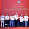 Ông Nguyễn Phước Lộc (thứ 4, từ phải sang), Phó Bí thư Thành ủy, Chủ tịch Ủy ban Mặt trận Tổ quốc Việt Nam Thành phố Hồ Chí Minh trao Giấy khen tôn vinh các tập thể, cá nhân có đóng góp trong “Chiến dịch 500 ngày đêm tìm kiếm, quy tập xác định danh tính hài cốt liệt sỹ” tại công viên Lê Thị Riêng. (Ảnh: Xuân Khu/TTXVN)