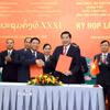 Thượng tướng Nguyễn Văn Gấu (phải), Thứ trưởng Bộ Quốc phòng, Trưởng ban Ban Công tác đặc biệt Chính phủ Việt Nam và Thượng tướng Vongsone Inpanphim (trái), Bí thư Trung ương Đảng, Thứ trưởng Bộ Quốc phòng, Chủ nhiệm Tổng cục Chính trị Quân đội Nhân dân Lào, Trưởng ban Ban Công tác đặc biệt Chính phủ Lào ký Biên bản Kỳ họp. (Ảnh: Xuân Khu/TTXVN)