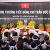 Linh cữu Nguyên Chủ tịch nước Trần Đức Lương được đưa vào đến nơi an táng nghĩa trang xã Phổ Khánh. (Ảnh: Phạm Cường/TTXVN)