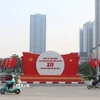 Sắc đỏ rực rỡ của cờ hoa, băng rôn nổi bật trên nhiều tuyến phố đã tạo nên một “bức tranh” sinh động chào mừng Đại hội XIV của Đảng. (Ảnh: Nguyễn Thắng/TTXVN)