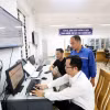 Cán bộ, nhân viên Trung tâm Phục vụ Hành chính công phường Tô Hiệu (Sơn La) làm thủ tục hành chính cho người dân. (Ảnh: Quang Quyết/TTXVN)