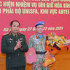 Thượng tướng Phùng Sĩ Tấn, Phó Tổng Tham mưu trưởng Quân đội Nhân dân Việt Nam trao quyết định và tặng hoa cho Thiếu tá Hoàng Đình Công trước khi lên đường. (Ảnh: Trọng Đức/TTXVN)
