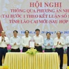 Bí thư Tỉnh ủy, Chủ tịch Ủy ban Nhân dân tỉnh Lào Cai Trịnh Xuân Trường (thứ 4, trái sang) và Bí thư Tỉnh ủy Yên Bái Trần Huy Tuấn (thứ 4, phải sang) ký Nghị quyết liên tịch của Ban Thường vụ Tỉnh ủy hai tỉnh về phương án nhân sự tỉnh Lào Cai mới. (Ảnh: TTXVN phát)