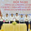 Bí thư Tỉnh ủy, Chủ tịch Ủy ban Nhân dân tỉnh Lào Cai Trịnh Xuân Trường (thứ 4, trái sang) và Bí thư Tỉnh ủy Yên Bái Trần Huy Tuấn (thứ 4, phải sang) ký Nghị quyết liên tịch của Ban Thường vụ Tỉnh ủy hai tỉnh về phương án nhân sự tỉnh Lào Cai mới. (Ảnh: TTXVN phát)