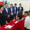 Phó Thủ tướng Phạm Thị Thanh Trà trao đổi, động viên tổ bầu cử tại Khu vực bỏ phiếu số 02 của xã Thanh Yên, tỉnh Điện Biên. (Ảnh: Xuân Tư/TTXVN)