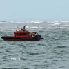 Tàu BP 07-07-04 của Hải đội Biên phòng 1 đang tìm kiếm ngư dân mất tích. (Ảnh: TTXVN phát)