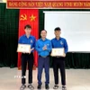 Thừa ủy quyền của Ban Bí thư Trung ương Đoàn, Phó Bí thư Tỉnh đoàn Quảng Trị Nguyễn Quốc Toản trao tặng Huy hiệu “Tuổi trẻ dũng cảm” cho đoàn viên Võ Hoàng Vũ và Nguyễn Võ Huy Công. (Ảnh: TTXVN phát)