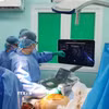 Các bác sỹ Bệnh viện Đại học Y dược Thành phố Hồ Chí Minh can thiệp tắc mạch khối u nhau thai để giúp thai nhi an toàn trong bụng mẹ. Ảnh: TTXVN phát