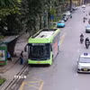 Người dân đi xe buýt điện. (Ảnh: Phạm Tuấn Anh/TTXVN)