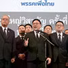 Ông Julapun Amornvivat (người đang phát biểu) làm lãnh đạo mới của đảng Pheu Thai. (Nguồn: Bangkok Post)