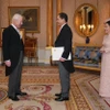Đại sứ Đỗ Minh Hùng trình quốc thư lên Nhà vua Charles Đệ tam. (Nguồn: Văn phòng Hoàng gia Anh)