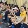 Bên ngoài điểm thi Trung học phổ thông Chu Văn An, nhiều phụ huynh ngồi đợi con. (Ảnh: Lê Đông/TTXVN)