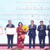 Thủ tướng Phạm Minh Chính trao Quyết định phê duyệt quy hoạch cho lãnh đạo thành phố Hà Nội. (Ảnh: Dương Giang/TTXVN)