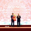 Phó Trưởng Ban Tổ chức Trung ương Nguyễn Quang Dương trao Quyết định và tặng hoa chúc mừng ông Vũ Hoàng Anh, Phó Bí thư Tỉnh ủy Lạng Sơn. (Ảnh: Văn Đạt/TTXVN)