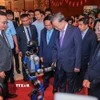 Tổng Bí thư Tô Lâm và Thủ tướng Phạm Minh Chính cùng các đại biểu tham quan triển lãm thành tựu khoa học và công nghệ. (Ảnh: Hoàng Hiếu/TTXVN)