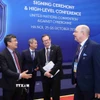Thứ trưởng Thường trực Bộ Ngoại giao Nguyễn Minh Vũ với các đại biểu tham dự Lễ mở ký Công ước Hà Nội, sáng 25/10. (Ảnh: An Đăng/TTXVN)