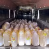 1.500 lít xăng được vận chuyển trên xe ôtô tải để chia nhỏ, mang qua Lào bằng xe máy. (Ảnh: TTXVN phát)