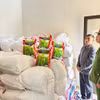 Lực lượng chức năng khám xét nơi đóng gói gạo giả của đối tượng Phạm Văn Hùng. (Nguồn: Báo Hà Tĩnh)