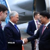 Phó Chủ tịch Quốc hội Vũ Hồng Thanh đón Chủ tịch Duma Quốc gia Nga Vyacheslav Volodin tại Sân bay Quốc tế Nội Bài. (Ảnh: Tuấn Anh/TTXVN)