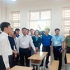 Phó Thủ tướng Chính phủ Lê Thành Long kiểm tra công tác chuẩn bị tại điểm thi Trung học Phổ thông Hòn Gai (thành phố Hạ Long). (Ảnh: Thanh Vân/TTXVN)