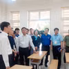 Phó Thủ tướng Chính phủ Lê Thành Long kiểm tra công tác chuẩn bị tại điểm thi Trung học Phổ thông Hòn Gai (thành phố Hạ Long). (Ảnh: Thanh Vân/TTXVN)
