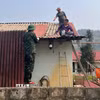 Cán bộ, chiến sỹ Bộ Chỉ huy quân sự tỉnh Lào Cai giúp bà con xã Bắc Hà lợp lại mái nhà, nhanh chóng ổn định cuộc sống sau trận mưa đá. (Ảnh: TTXVN phát)
