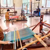 Thành viên Hợp tác xã dệt thổ cẩm Chăm Mỹ Nghiệp (xã Ninh Phước, Khánh Hòa) sản xuất sản phẩm phục vụ thị trường. (Ảnh: Nguyễn Thành/TTXVN)