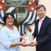 Đại sứ Việt Nam tại Cuba Lê Quang Long trao tặng Tiến sỹ Maria Teresa Montes, Trưởng Bộ môn, một số cuốn sách về cuộc đời và sự nghiệp Chủ tịch Hồ Chí Minh. (Ảnh: Việt Hùng/TTXVN)