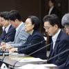 Tân Thủ tướng Hàn Quốc Han Seong Sook (giữa) tại cuộc họp ở Sejong ngày 2/7/2026. (Ảnh: Yonhap/TTXVN phát)