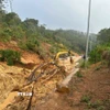 Sạt lở tại km 112+900 đã chia cắt hoàn toàn tuyến Quốc lộ 24. (Ảnh: Dư Toán/TTXVN)