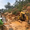 Sạt lở tại km 112+900 đã chia cắt hoàn toàn tuyến Quốc lộ 24. (Ảnh: Dư Toán/TTXVN)