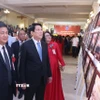 Chủ tịch nước Lương Cường xem trưng bày ảnh 80 năm Luật sư Việt Nam. (Ảnh: Lâm Khánh/TTXVN)