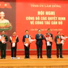 Chủ tịch Ủy ban Nhân dân tỉnh Lâm Đồng Hồ Văn Mười trao quyết định điều động, bổ nhiệm 5 cán bộ chủ chốt của tỉnh. (Ảnh: Chu Quốc Hùng/TTXVN)