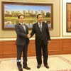 Chủ tịch Thượng viện Campuchia Samdech Techo Hun Sen (phải) đón Phó Thủ tướng Chính phủ Bùi Thanh Sơn tại trụ sở Thượng viện. (Ảnh: Huỳnh Thảo/TTXVN)