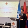 Công sứ Cung Đức Hân - Đại biện lâm thời Phái đoàn Việt Nam tại Geneva - phát biểu tại buổi gặp mặt, cung cấp thông tin tình hình trong nước và kêu gọi kiều bào đóng góp hỗ trợ đồng bào vùng lũ. (Ảnh: TTXVN phát)