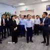 Trưởng Ban Chính sách, chiến lược Trung ương Nguyễn Thanh Nghị cùng đoàn công tác thăm, làm việc tại Trung tâm Nghiên cứu và Phát triển Samsung Việt Nam. (Ảnh: TTXVN)