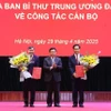 Ông Nguyễn Xuân Thắng trao quyết định và chúc mừng ông Hoàng Phúc Lâm và ông Lê Văn Lợi. (Ảnh: Văn Điệp/TTXVN)