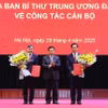Ông Nguyễn Xuân Thắng trao quyết định và chúc mừng ông Hoàng Phúc Lâm và ông Lê Văn Lợi. (Ảnh: Văn Điệp/TTXVN)